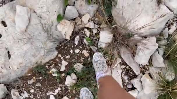 Uma Menina Caminha Sobre Pedras Uma Montanha Espanha Pés Palmeiras — Vídeo de Stock