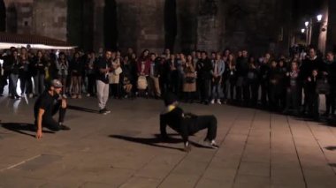 Sokak akrobatlar ve jimnastikçiler bir performans Sokağı istiyorum. Barcelona akşam, karanlık ve genç çocuklar için müzik çeşitli akrobatik stunts gerçekleştirin. brakedance. 1.11.2017