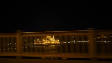 Zincir köprü üzerinden arabadaki görüntüleyin. Zincir köprü arabadan katedral Budapeşte'dan görüntüleyin. Çekim, gece gökyüzü, ön plan yanıp söner bir çit ve sarı aydınlatma mimari binalarda temizleyin.