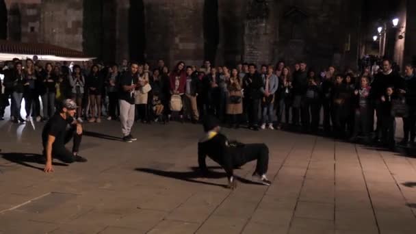 Bezpańskie Akrobaci Gimnastycy Dać Występ Ulicy Barcelona Godzinach Wieczornych Ciemne — Wideo stockowe
