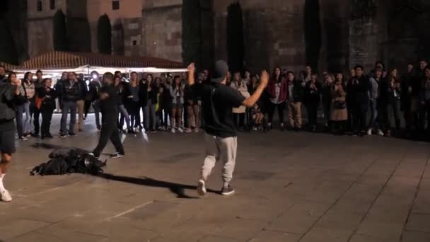 Streunende Akrobaten Und Turner Treten Auf Der Straße Auf Barcelona — Stockvideo