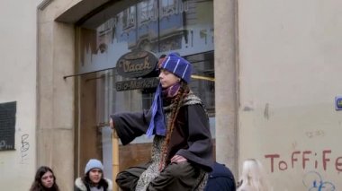 Eski Prag yürüyüş. Mimari ve sanat. Eski Prag Çek Cumhuriyeti, 4 Kasım 2017. Turistik yerler şehir, sokak sanatçıları ve palyaçolar, şehir'in mimaride en iyi görüş.