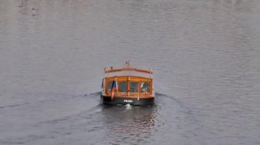 Eski Prag Çek Cumhuriyeti, 4 Kasım 2017. Turistik yerleri şehir, şehir'in mimaride en iyi görüş. Nehri üzerinde tekne yelken.