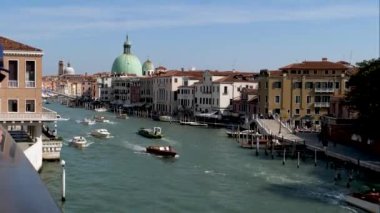 Antik şehir Venedik İtalya sokaklarında yürümek. Venedik İtalya, 28 Eylül 2017. Antik kentin sokaklarında yürümek. Açık güneşli gün. Turistik yerler. Tekneler, su kanalları ve turist.