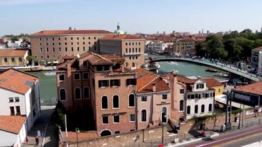 Antik şehir Venedik İtalya sokaklarında yürümek. Venedik İtalya, 28 Eylül 2017. Antik kentin sokaklarında yürümek. Açık güneşli gün. Turistik yerler. Tekneler, su kanalları ve turist.