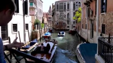 Antik şehir Venedik İtalya sokaklarında yürümek. Venedik İtalya, 28 Eylül 2017. Antik kentin sokaklarında yürümek. Açık güneşli gün. Turistik yerler. Tekneler, su kanalları ve turist.