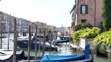 Antik şehir Venedik İtalya sokaklarında yürümek. Venedik İtalya, 28 Eylül 2017. Antik kentin sokaklarında yürümek. Açık güneşli gün. Turistik yerler. Tekneler, su kanalları ve turist.