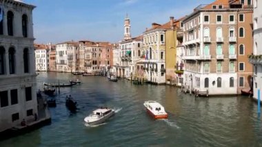 Antik şehir Venedik İtalya sokaklarında yürümek. Venedik İtalya, 28 Eylül 2017. Antik kentin sokaklarında yürümek. Açık güneşli gün. Turistik yerler. Tekneler, su kanalları ve turist.