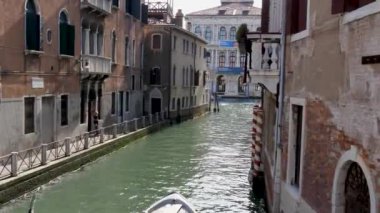 Antik şehir Venedik İtalya sokaklarında yürümek. Venedik İtalya, 28 Eylül 2017. Antik kentin sokaklarında yürümek. Açık güneşli gün. Turistik yerler. Tekneler, su kanalları ve turist.