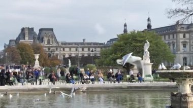 2 Kasım 2017. Eski mimari Paris. İnsanları Champs Elysees çeşmenin güvercin beslemek.