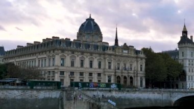 2 Kasım 2017. Eski mimari Paris. Nehir, köprü