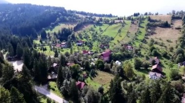 Kuşlar kenti Transilvanya dağlar Romania.Bran, Kont Drakula Kalesi göz. Dağlık eski binalar üzerinde casus uçak uçar. Çevresinde yeşil çayır ve orman. Işık bulutlar dağlar başında kapak. 