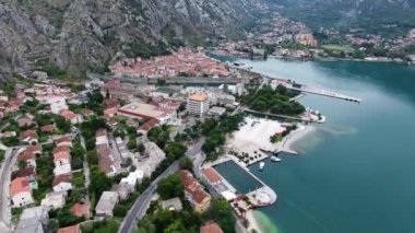 Kotor bir kuş bakışı ile. Drone 100 metre yükseklikten şehir, evler, dağlar ve bay bağlantı noktasını kaldırır..