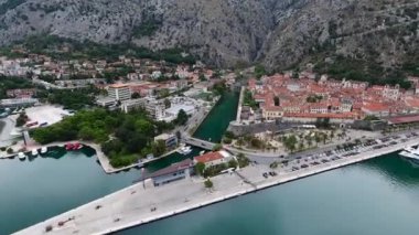 Kotor bir kuş bakışı ile. Drone 100 metre yükseklikten şehir, evler, dağlar ve bay bağlantı noktasını kaldırır..