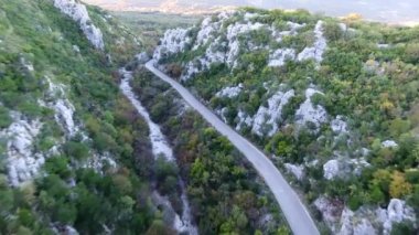Nehrin Moraca Karadağ ile bir bird's-eye Kanyonu. Dron yol boyunca dağlar ve Nehri arasında uçuyor. Beyaz taştan kayalarla çevrili iki yanda ağaçları ile büyümüş. Dağ mavi nehir akar türbülanslı akış.