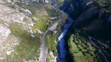 Nehrin Moraca Karadağ ile bir bird's-eye Kanyonu. Dron yol boyunca dağlar ve Nehri arasında uçuyor. Beyaz taştan kayalarla çevrili iki yanda ağaçları ile büyümüş. Dağ mavi nehir akar türbülanslı akış.