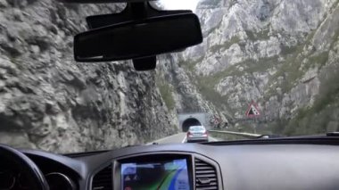 Kanyon ve araba yoldan. Kanyon nehrin Tara. Uçurumlar her iki tarafta çıkıntı. Arabadan yapılan çekim.