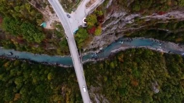 Nehrin Tara Karadağ ile bir bird's-eye Kanyonu. Dron yol boyunca dağlar ve Nehri arasında uçuyor. Beyaz taştan kayalarla çevrili iki yanda ağaçları ile büyümüş. Dağ nehir türbülanslı akım akar. Dzhurdzhevich Köprüsü