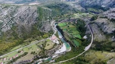 Nehrin Moraca Karadağ ile bir bird's-eye Kanyonu. Dron yol boyunca dağlar ve Nehri arasında uçuyor. Beyaz taştan kayalarla çevrili iki yanda ağaçları ile büyümüş. Dağ mavi nehir akar türbülanslı akış.