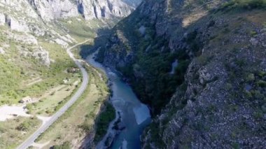 Nehrin Moraca Karadağ ile bir bird's-eye Kanyonu. Dron yol boyunca dağlar ve Nehri arasında uçuyor. Beyaz taştan kayalarla çevrili iki yanda ağaçları ile büyümüş. Dağ mavi nehir akar türbülanslı akış.