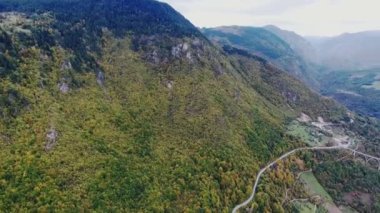 Nehrin Tara Karadağ ile bir bird's-eye Kanyonu. Dron yol boyunca dağlar ve Nehri arasında uçuyor. Beyaz taştan kayalarla çevrili iki yanda ağaçları ile büyümüş. Dağ nehir türbülanslı akım akar. Dzhurdzhevich Köprüsü