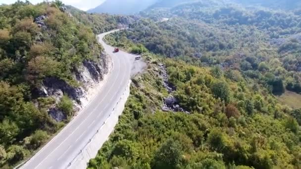 黑山莫拉卡河峡谷 无人机在沿路的山间和河流之间飞行 周围环绕着白色的石头 杂草丛生的树木 山蓝河水流湍流 — 图库视频影像