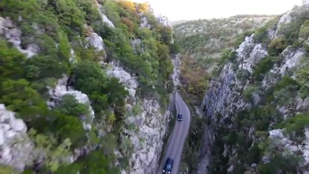 Schlucht Der Moraca Montenegro Aus Der Vogelperspektive Drohne Fliegt Zwischen — Stockvideo