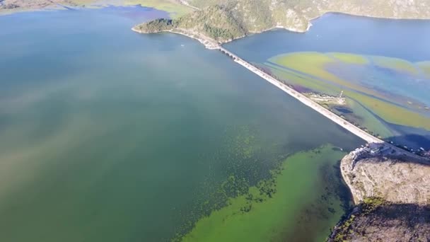 斯卡达尔湖 无人机从高处移除湖的西部 看到在绿色的桥梁和山 — 图库视频影像