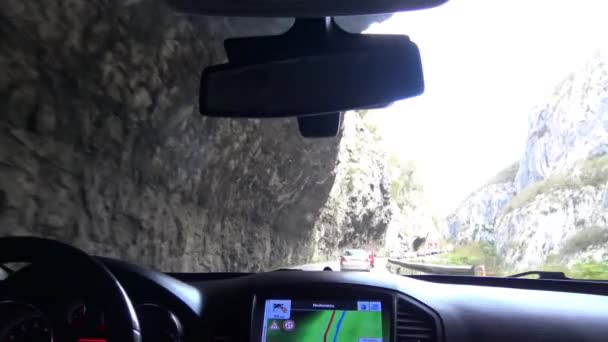 キャニオンと車からの道 タラ川の峡谷 両側に崖が突出しています 車から作られた撮影 — ストック動画