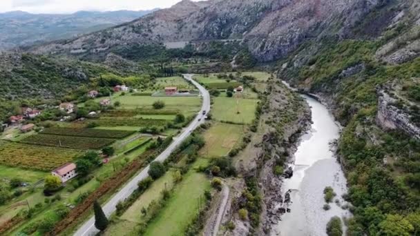 Schlucht Der Moraca Montenegro Aus Der Vogelperspektive Drohne Fliegt Zwischen — Stockvideo