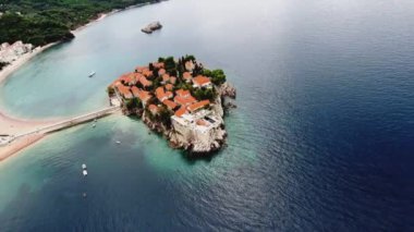 Ada, St. Stephen üzerinden bir kuş bakışı. Adriyatik Denizi. Uçak 100 metre yükseklikten şehir, evler, dağlar ve deniz olan bağlantı noktasını kaldırır. Aziz Stefan Adası oteller ile. Karadağ. Deniz Körfezi