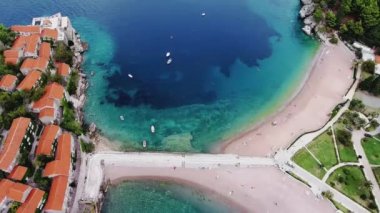 Ada, St. Stephen üzerinden bir kuş bakışı. Adriyatik Denizi. Uçak 100 metre yükseklikten şehir, evler, dağlar ve deniz olan bağlantı noktasını kaldırır. Aziz Stefan Adası oteller ile. Karadağ. Deniz Körfezi