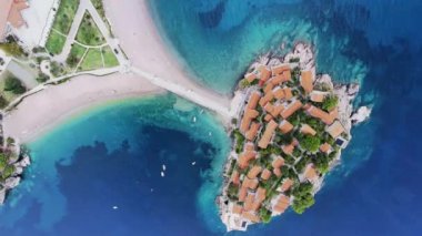 Ada, St. Stephen üzerinden bir kuş bakışı. Adriyatik Denizi. Uçak 100 metre yükseklikten şehir, evler, dağlar ve deniz olan bağlantı noktasını kaldırır. Aziz Stefan Adası oteller ile. Karadağ. Deniz Körfezi
