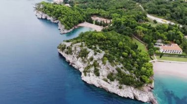 Ada, St. Stephen üzerinden bir kuş bakışı. Adriyatik Denizi. Uçak 100 metre yükseklikten şehir, evler, dağlar ve deniz olan bağlantı noktasını kaldırır. Aziz Stefan Adası oteller ile. Karadağ. Deniz Körfezi