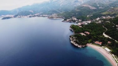 Ada, St. Stephen üzerinden bir kuş bakışı. Adriyatik Denizi. Uçak 100 metre yükseklikten şehir, evler, dağlar ve deniz olan bağlantı noktasını kaldırır. Aziz Stefan Adası oteller ile. Karadağ. Deniz Körfezi