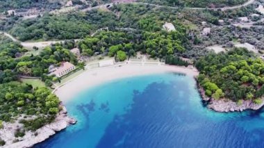 Ada, St. Stephen üzerinden bir kuş bakışı. Adriyatik Denizi. Uçak 100 metre yükseklikten şehir, evler, dağlar ve deniz olan bağlantı noktasını kaldırır. Aziz Stefan Adası oteller ile. Karadağ. Deniz Körfezi