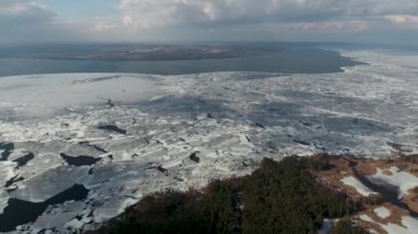 Hava fotoğrafçılığı Dinyeper Nehri üzerinden bir kuş bakışı. Cherkasy Bölgesi yakınındaki Kanev şehir. Erime ve buz, kıyı boyunca bölme Bahar, iğne yapraklı orman büyür. 