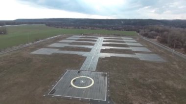 Hava fotoğrafçılığı helikopter pistine gelen bir kuş bakışı Dinyeper Nehri yakınında. Helikopter iniş alanı Ukrayna Dinyeper Nehri yakınında. Yeşil çayırlar etrafında, plaj ve bulutlar.