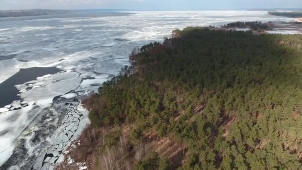 从鸟的角度拍摄的第聂伯河 卡涅夫市附近的 Cherkasy 融化和分裂的冰 沿着海岸生长针叶林 — 图库视频影像