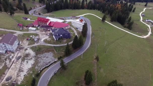 Vista Panorâmica Das Montanhas Transilvânia Bran City Drone Voa Sobre — Vídeo de Stock