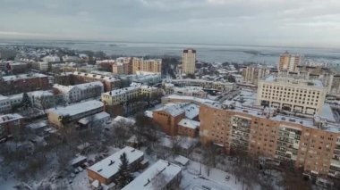 Kış city bir kuş bakışı ile karda. Dron bir yükseklikten Ukrayna'da Cherkasy il şehir kaldırır. Akşam, bulutlar, kar, mimari yapılar bir çok.