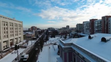Kış city bir kuş bakışı ile karda. Dron bir yükseklikten Ukrayna'da Cherkasy il şehir kaldırır. Akşam, bulutlar, kar, mimari yapılar bir çok.
