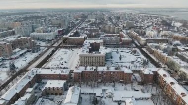 Kış city bir kuş bakışı ile karda. Dron bir yükseklikten Ukrayna'da Cherkasy il şehir kaldırır. Akşam, bulutlar, kar, mimari yapılar bir çok.