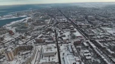 Kış city bir kuş bakışı ile karda. Dron bir yükseklikten Ukrayna'da Cherkasy il şehir kaldırır. Akşam, bulutlar, kar, mimari yapılar bir çok.
