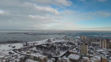 Kış city bir kuş bakışı ile karda. Dron bir yükseklikten Ukrayna'da Cherkasy il şehir kaldırır. Akşam, bulutlar, kar, mimari yapılar bir çok.