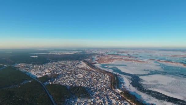 Geniş Donmuş Nehir Bir Bakışı Ile Köprü Drone Kış Geniş — Stok video