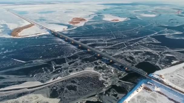 Breiter Zugefrorener Fluss Und Brücke Aus Der Vogelperspektive Drohne Entfernt — Stockvideo