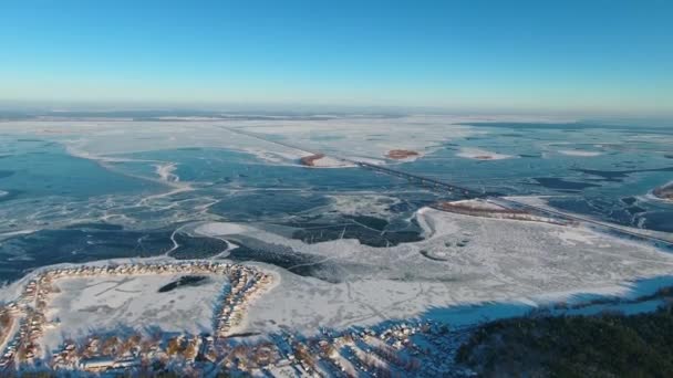 Geniş Donmuş Nehir Bir Bakışı Ile Köprü Drone Kış Geniş — Stok video