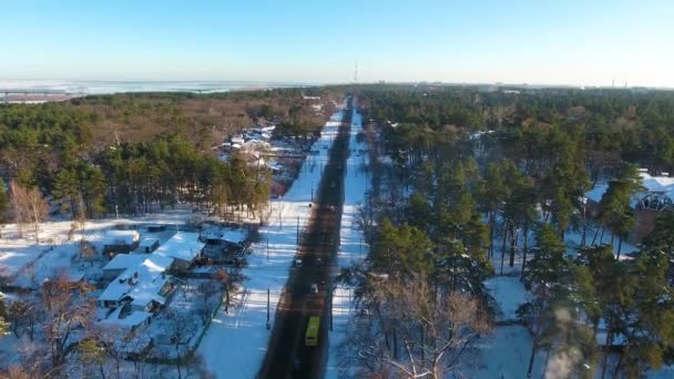 Winterwald Und Straße Schnee Aus Der Vogelperspektive Drohne Entfernt Sich — Stockvideo