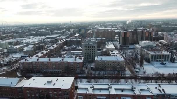 鳥の目のビューを雪の中で冬の市 ドローンは 高さからウクライナのチェルカースィ地方都市を削除します 建築物がたくさん — ストック動画